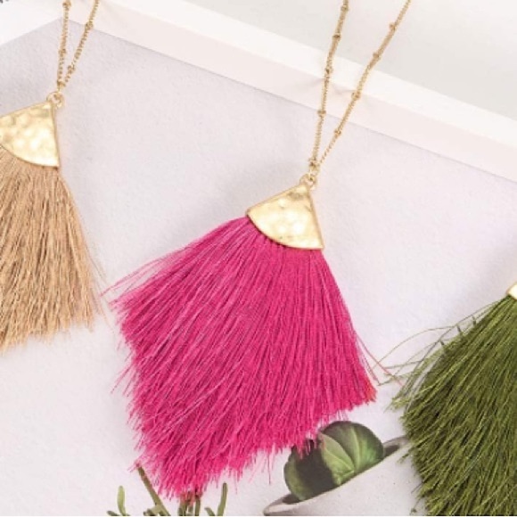 ✨NWT Silk Tassel Feathered Pendant Necklace Gold✨ Statement Necklace✨ Gift - Picture 2 of 5